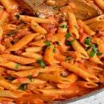 Você precisa provar: ‘Penne à la vodka’ leva destilado, tomate e manjericão