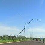 ‘Por um fio’: poste inclinado preocupa motoristas na avenida Lúdio Martins Coelho