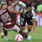 Santos perde do Flamengo em jogo com arbitragem polêmica e se complica