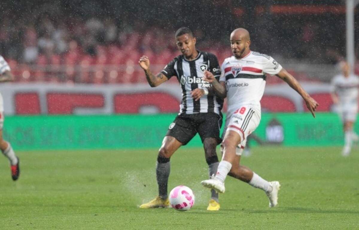 Sai zica! Com direito a 'lei do ex' e gol de pênalti, Vila Nova derrota o  Botafogo-SP e volta a sonhar com uma vaga no G4