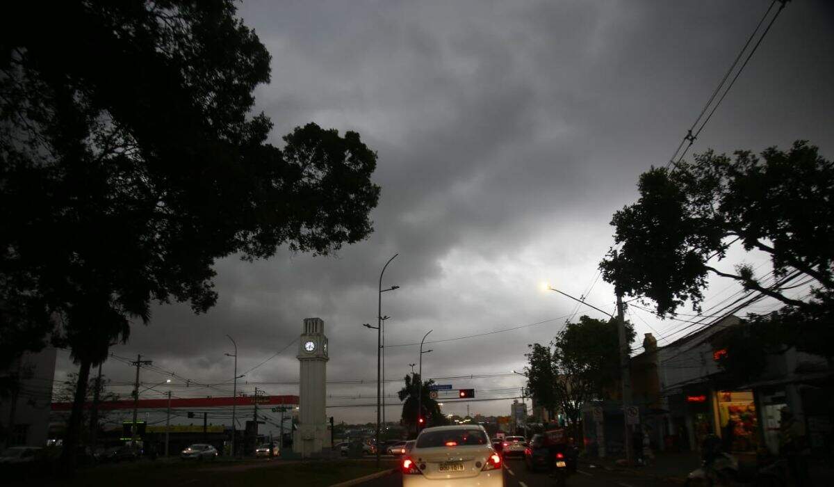 Tempestade a caminho: tempo fecha em Campo Grande e bairros registram vendaval