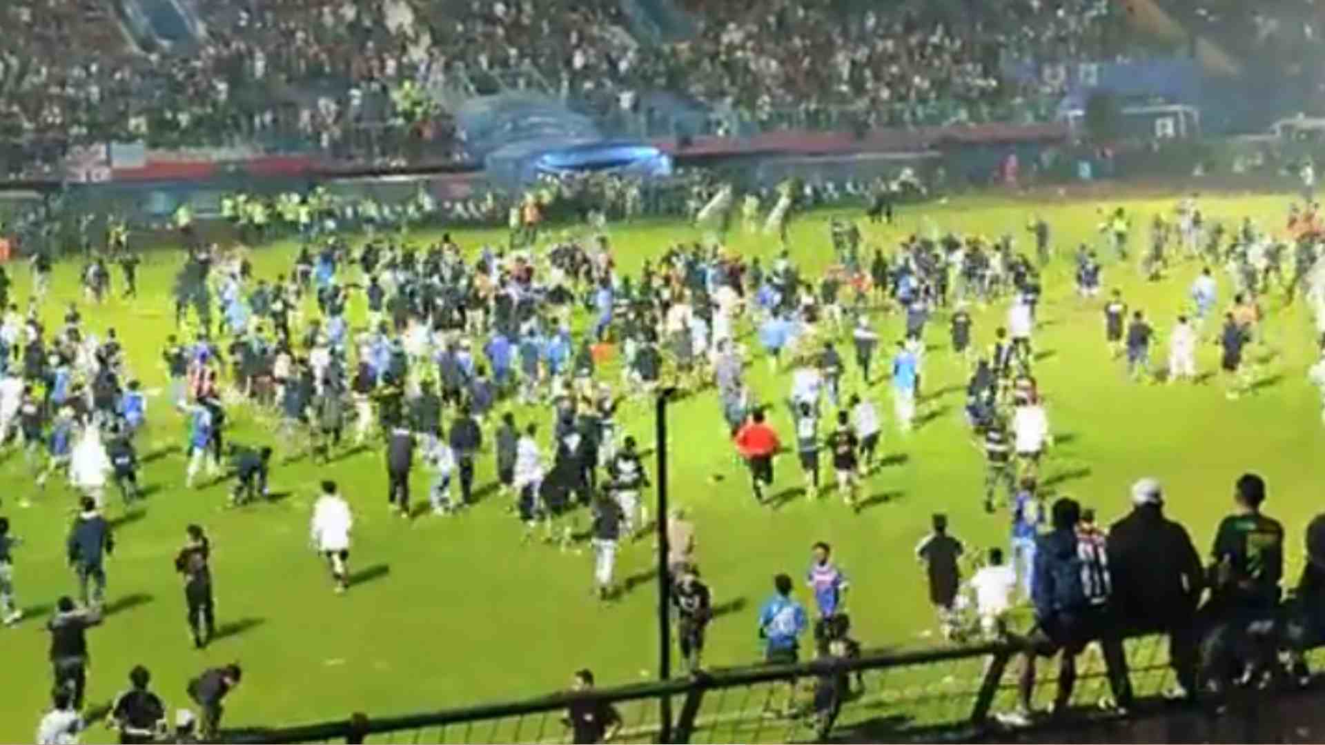 Tragédia com 125 mortos em jogo de futebol na Indonésia ocorreu por causa de portões estreitos, diz polícia