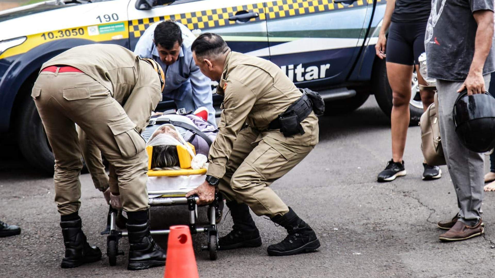 A caminho de exames, motociclista é atingida por carro em cruzamento na Duque de Caxias