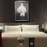 Após surpresa, Neymar mostra quadro com camisa do Santos no quarto do Qatar 
