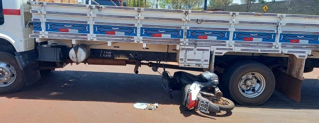 Acidente entre caminhão e moto em Dourados deixa uma pessoa ferida