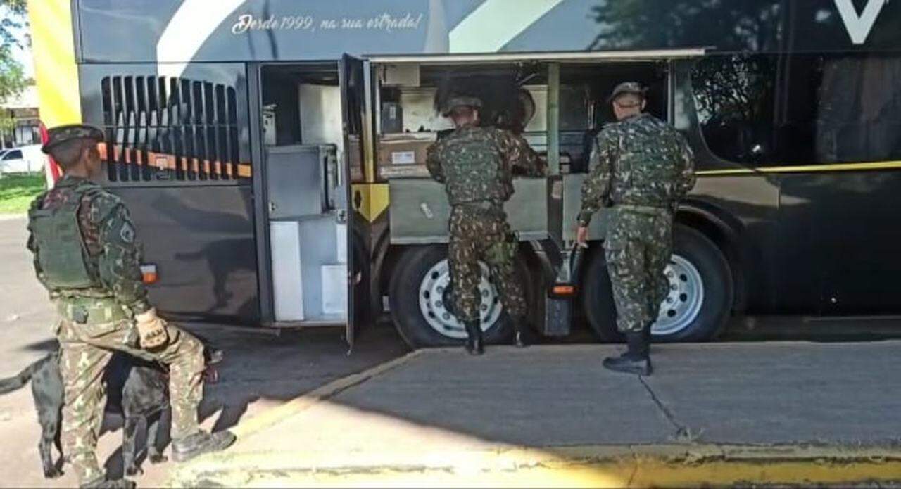 Militares e guardas municipais fazem pente-fino em rodoviária da fronteira