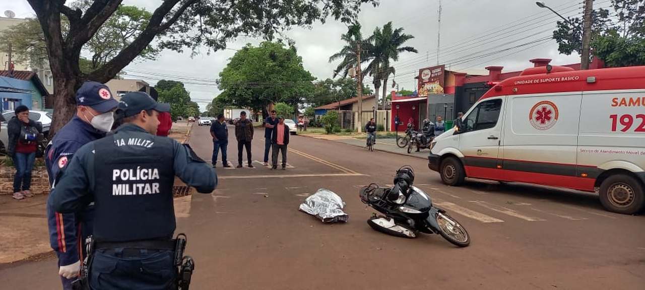 Agente de saúde morre em Dourados após ser atingida por caminhão e jogada contra carro