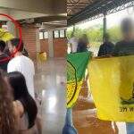 Acadêmicos de universidade fazem protesto com bandeira ligada à grupos de extrema-direita