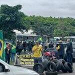 Protesto em frente ao CMO não tem previsão de acabar e trânsito segue lento na Duque de Caxias