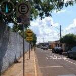 Horas após vandalismo, placa de acessibilidade é instalada em escola de Campo Grande