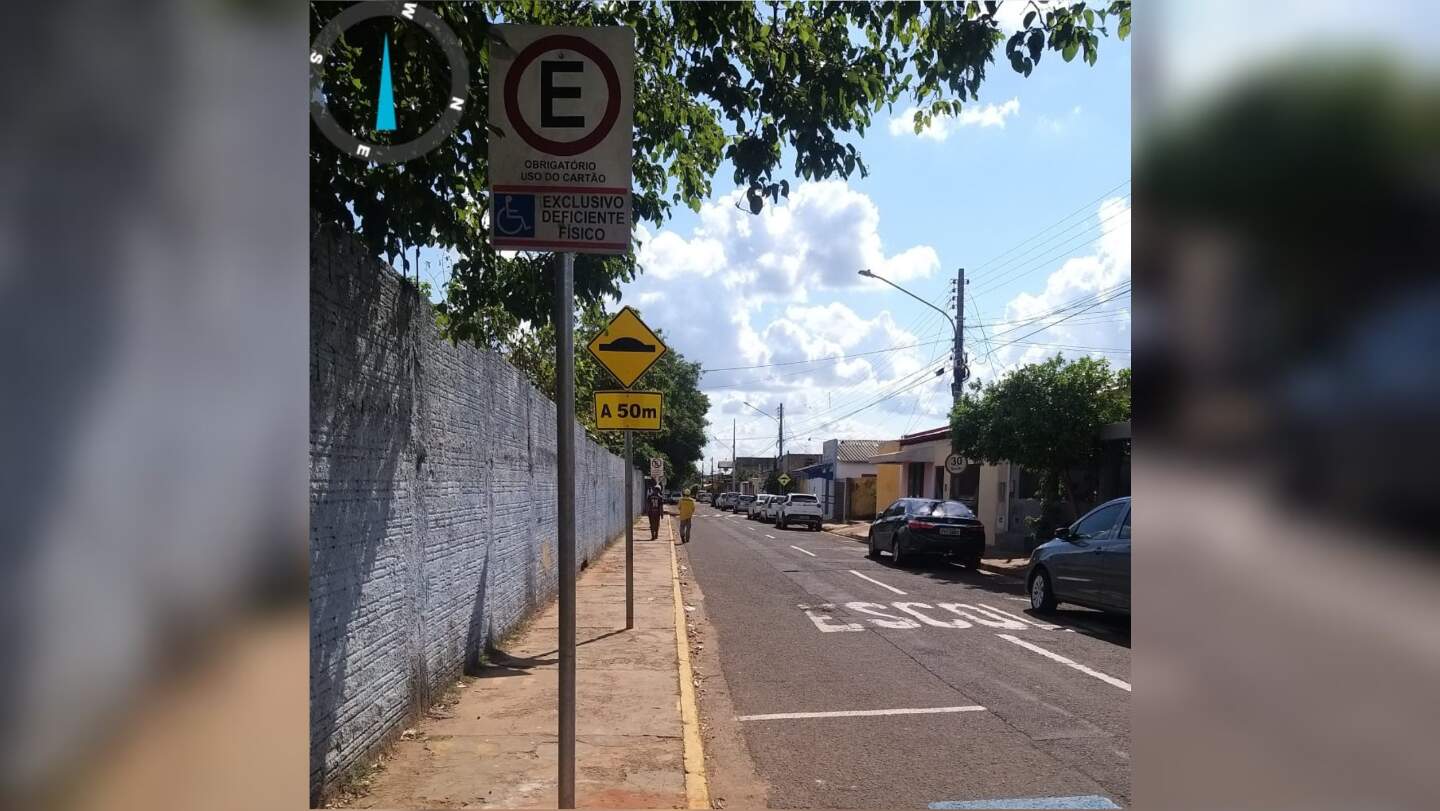 Horas após vandalismo, placa de acessibilidade é instalada em escola de Campo Grande