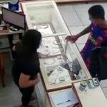 VÍDEO: Dupla viaja quase 300 km para roubar loja de joias, mas um acaba preso pela PM