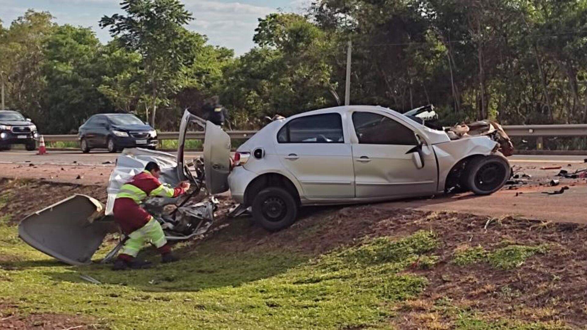 Militar do Exército morre ao colidir de frente carro com carreta entre Coxim e Rio Verde