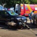 Carro fica com para-brisa quebrado após acidente com motociclista no Jardim Petrópolis