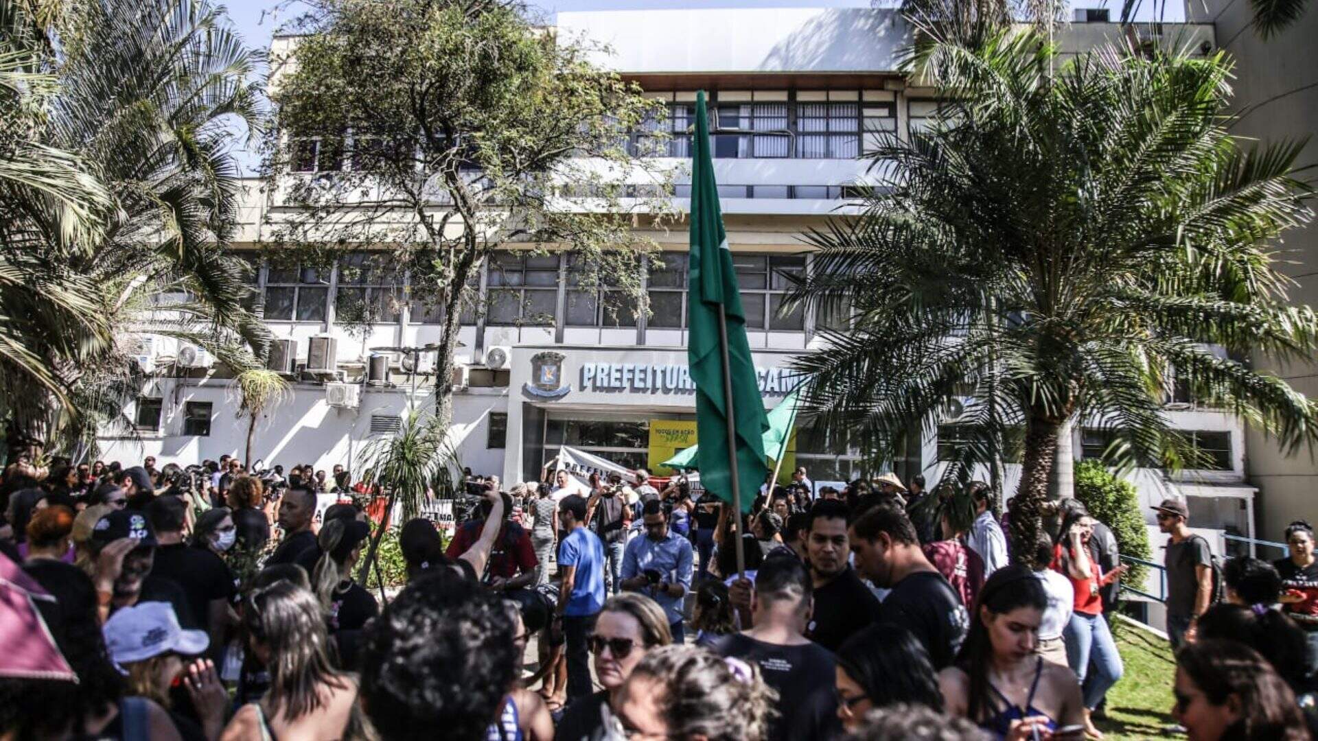 Com escolas fechadas, professores protestam na prefeitura por reajuste salarial