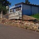 No Alves Pereira, escola municipal está com muro caído há meses e pais temem por alunos