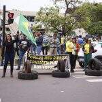 Manifestação em frente ao CMO bloqueia pista e gera congestionamento na Duque de Caxias