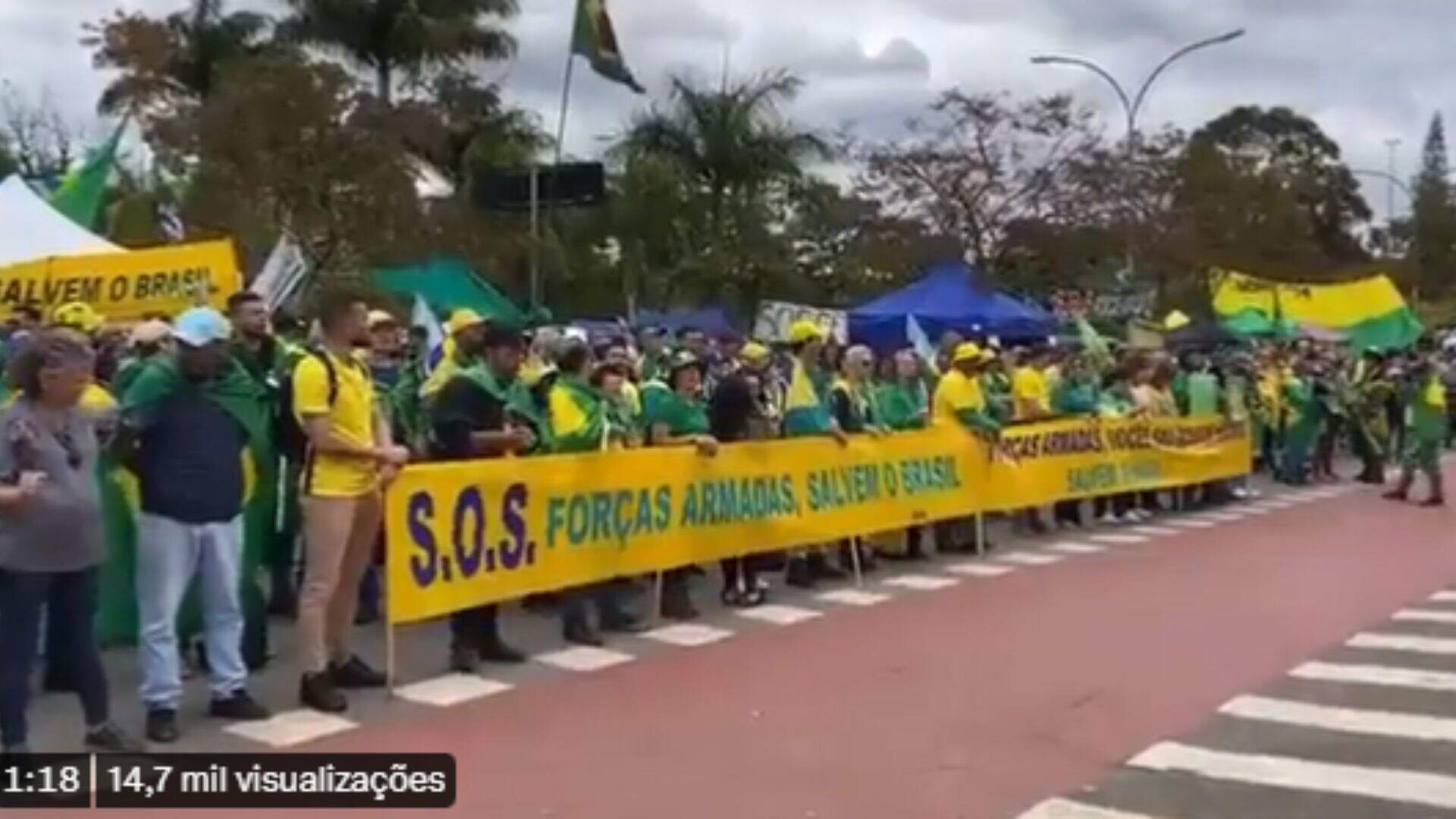 Manifestantes voltam a bases militares em Brasília, SP e RJ e pedem greve geral na segunda