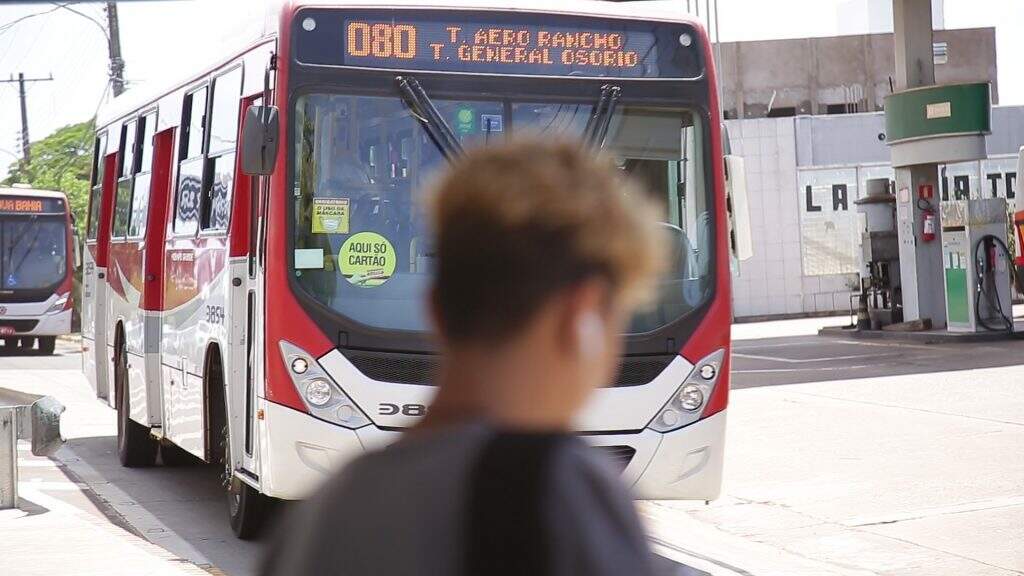 Corredor de ônibus na Rua Brilhante vira estacionamento e leitor reclama -  Capital - Campo Grande News