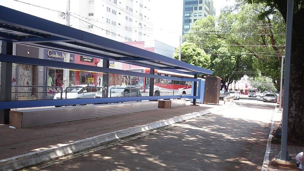 Corredor de ônibus na Rua Brilhante vira estacionamento e leitor reclama -  Capital - Campo Grande News