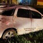 Carro de prefeitura de MS sofre acidente com objetos de bloqueio em rodovia de São Paulo