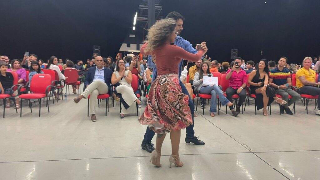 Dupla dançando pelos corredores do MSFW Foto: Graziela Rezende/Jornal Midiamax