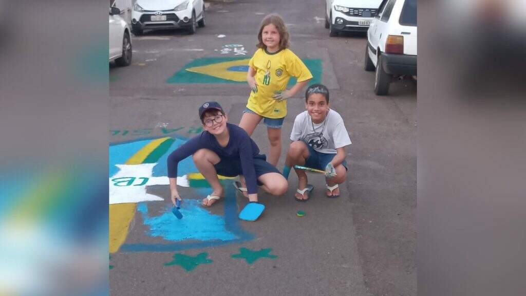 Garota pintando a rua em bairro de Campo Grande. Foto: Redes Sociais/Reprodução