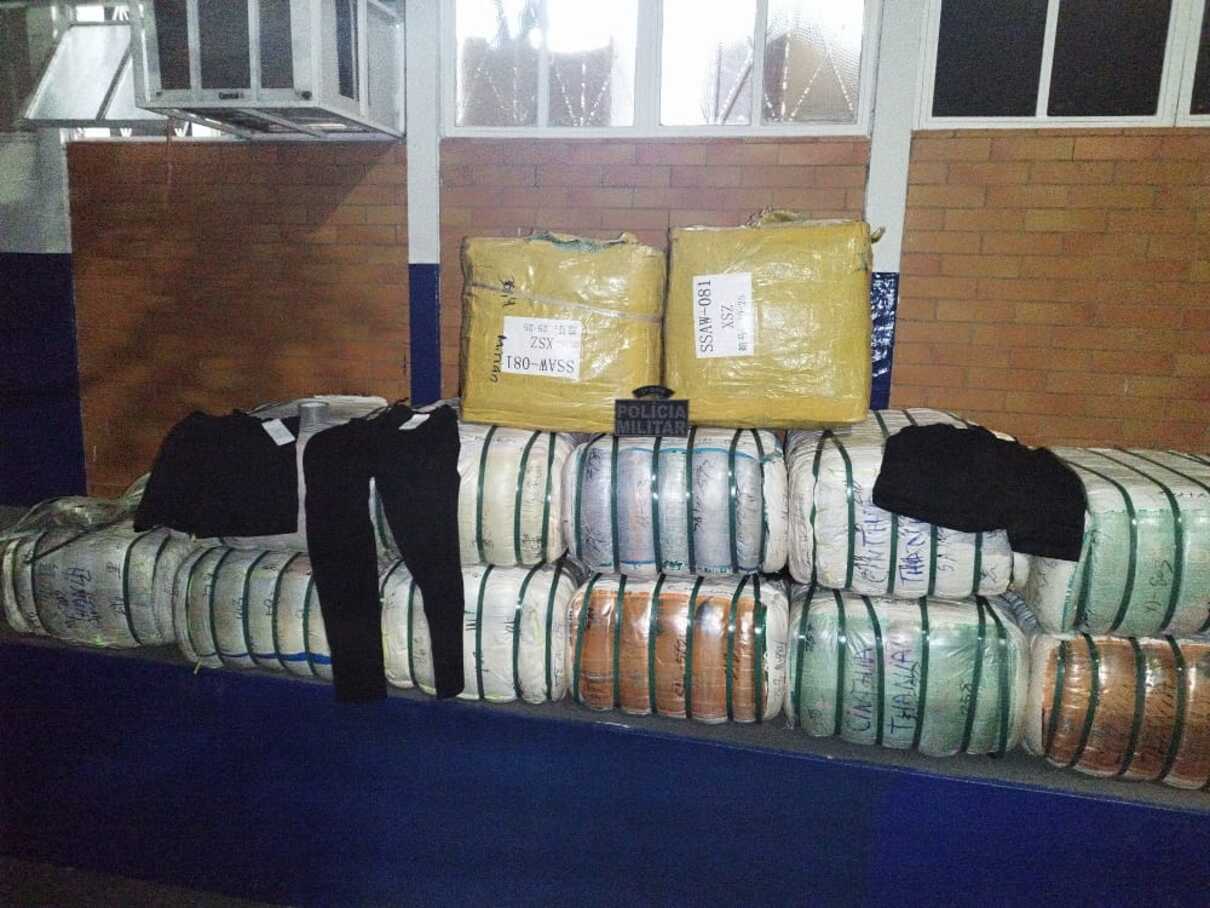 Dupla com 14 passagens por descaminho é flagrada com R$ 136 mil em contrabando