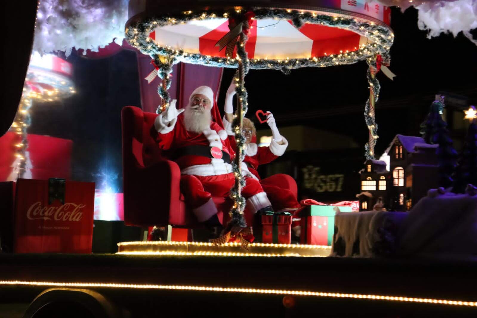 Caravana da Coca-Cola percorre ruas de Campo Grande na noite desta quarta