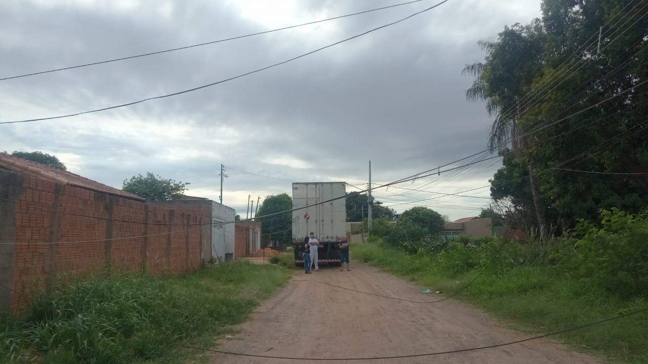 Caminhão arrasta fiação elétrica e deixa moradores do São Conrado sem luz