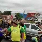 VÍDEO: Carro atropela manifestantes para furar bloqueio e atinge crianças e policiais