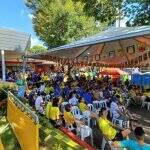 Com bandeiras e amigos reunidos, torcedores lotam bares para assistir ao 1° jogo do Brasil