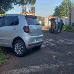 Caminhonete tomba e carro atinge placa após acidente na Vila Bandeirante