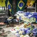 Em dia de estreia da Copa do Mundo, vendas de camisas do Brasil tomam canteiros em Campo Grande