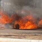 Carro pega fogo em avenida e fica destruído por fogo em cidade de MS