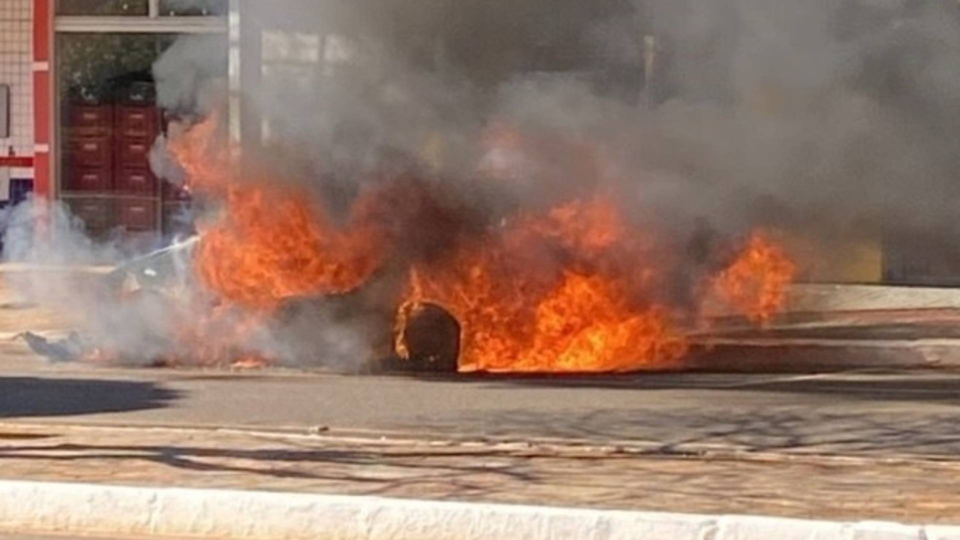 Carro pega fogo em avenida e fica destruído por fogo em cidade de MS