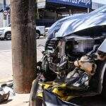 Motorista perde controle e bate carro em poste na Bandeirantes em Campo Grande