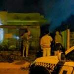 Policiais combatem chamas e prendem autor de incêndio criminoso em casa