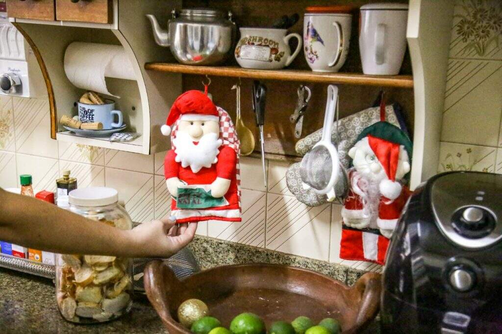 Decoração natalina na cozinha. (Foto: Nathalia Alcântara/Jornal Midiamax)