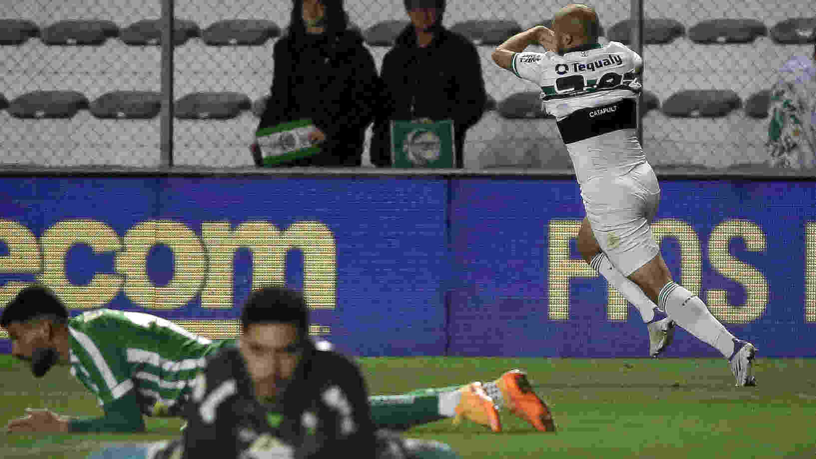 Coritiba bate rebaixado Juventude e se afasta da zona de rebaixamento