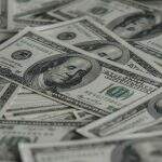 Dólar recua a R$ 4,86 com aposta em Fed menos agressivo e espera por CPI