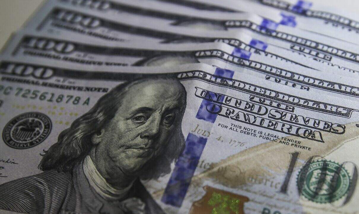 Dólar recua 0,82% com ajustes e expectativa por PEC da Transição