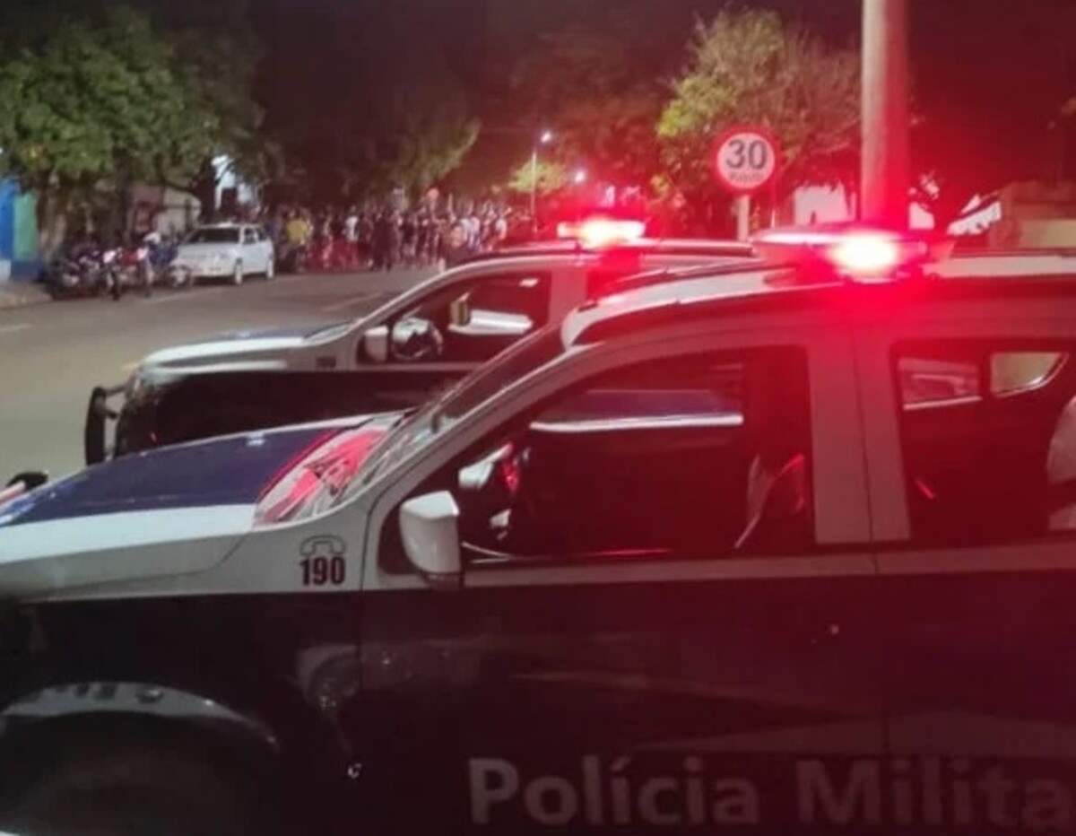 Bêbado e sem capacete, homem em moto é preso ao tentar fugir da polícia