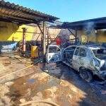 Veículo de cliente pega fogo e incêndio danifica estrutura de oficina mecânica no Caiobá
