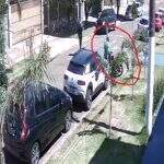 VÍDEO: ladrão leva moto estacionada em menos de 30 segundos na Vila Duque de Caxias