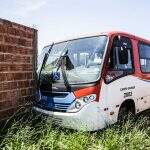 Ônibus perde o controle e colide em muro após passar por buraco em Campo Grande