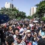Professores em greve continuam protestos em frente à Prefeitura de Campo Grande