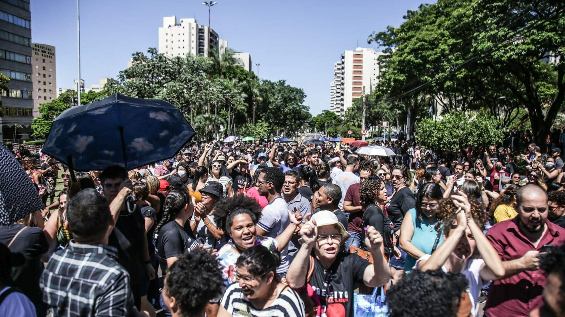 Professores em greve continuam protestos em frente  Prefeitura de Campo Grande