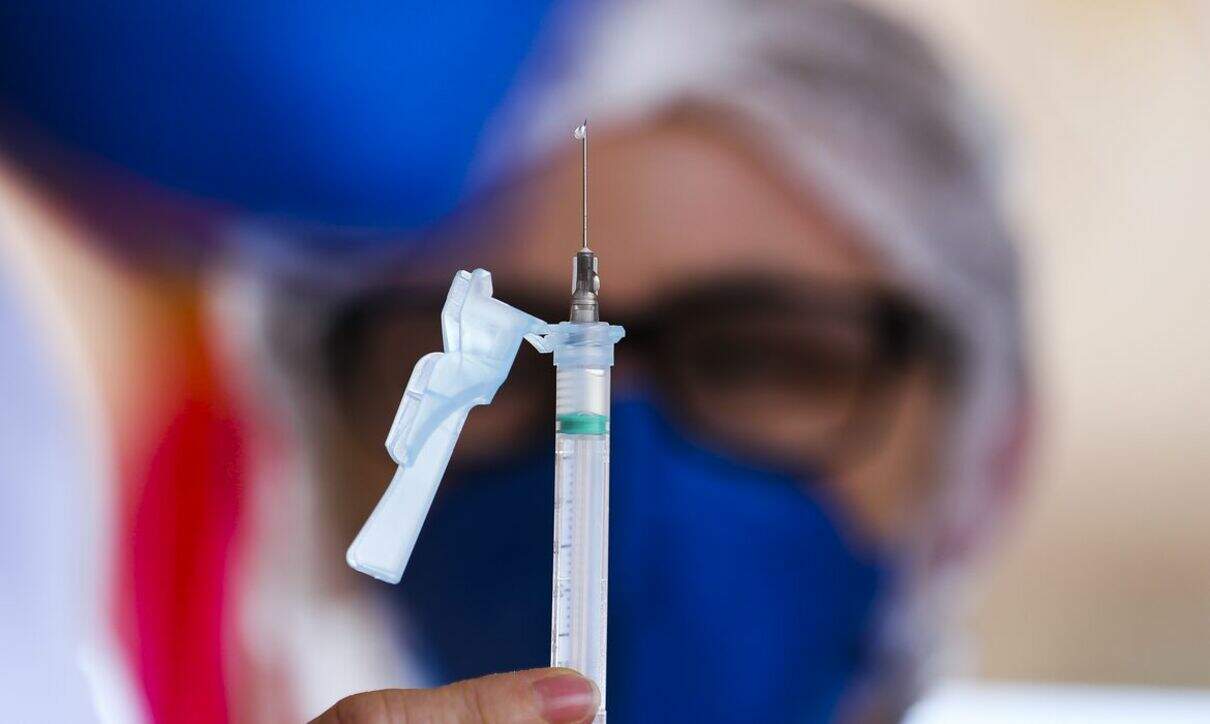 Sem dar detalhes, Saúde diz que nova vacina contra covid chega em dezembro