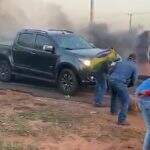VÍDEO mostra condutor furando manifesto bolsonarista e tendo veículo depredado